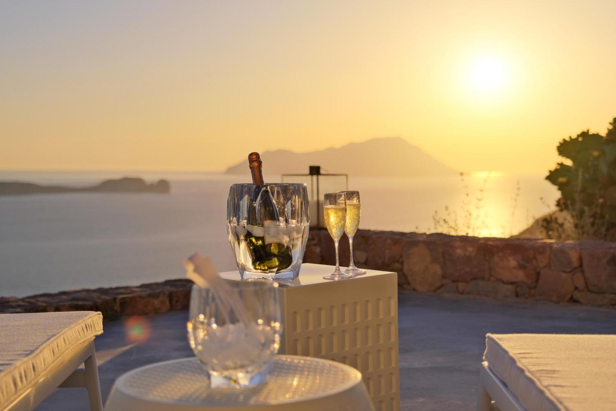 Odyssey Rock Milos Sunset Suites Πλάκα Μήλου Δωμάτιο φωτογραφία