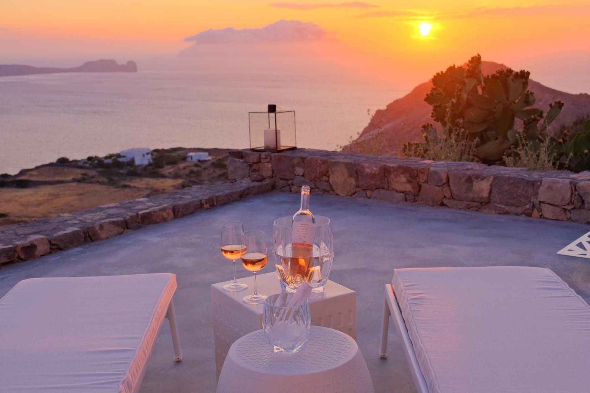 Odyssey Rock Milos Sunset Suites Πλάκα Μήλου Δωμάτιο φωτογραφία