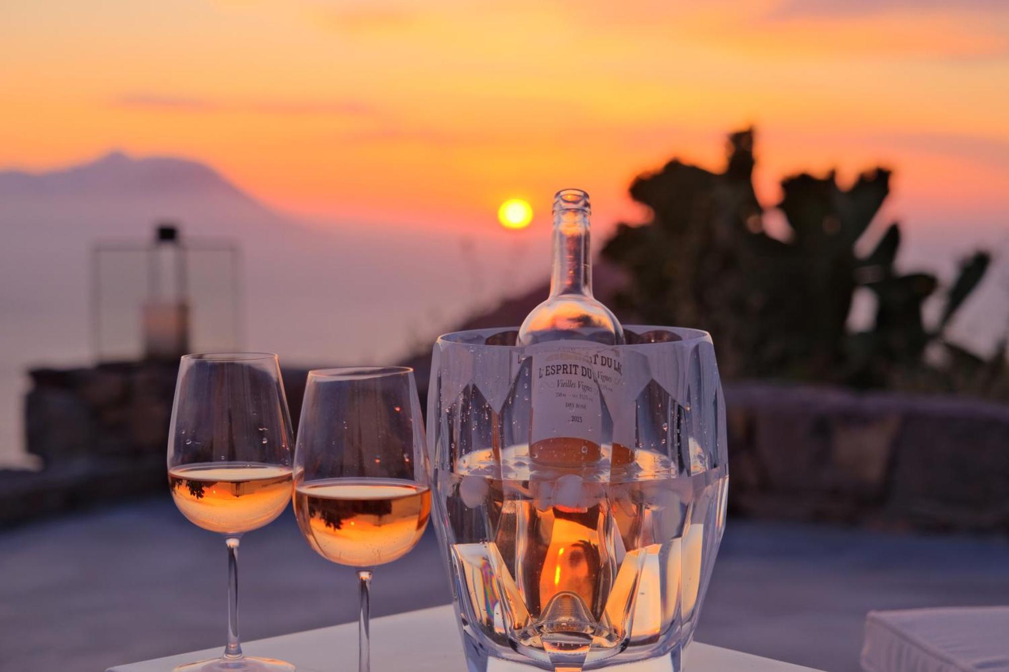 Odyssey Rock Milos Sunset Suites Πλάκα Μήλου Δωμάτιο φωτογραφία