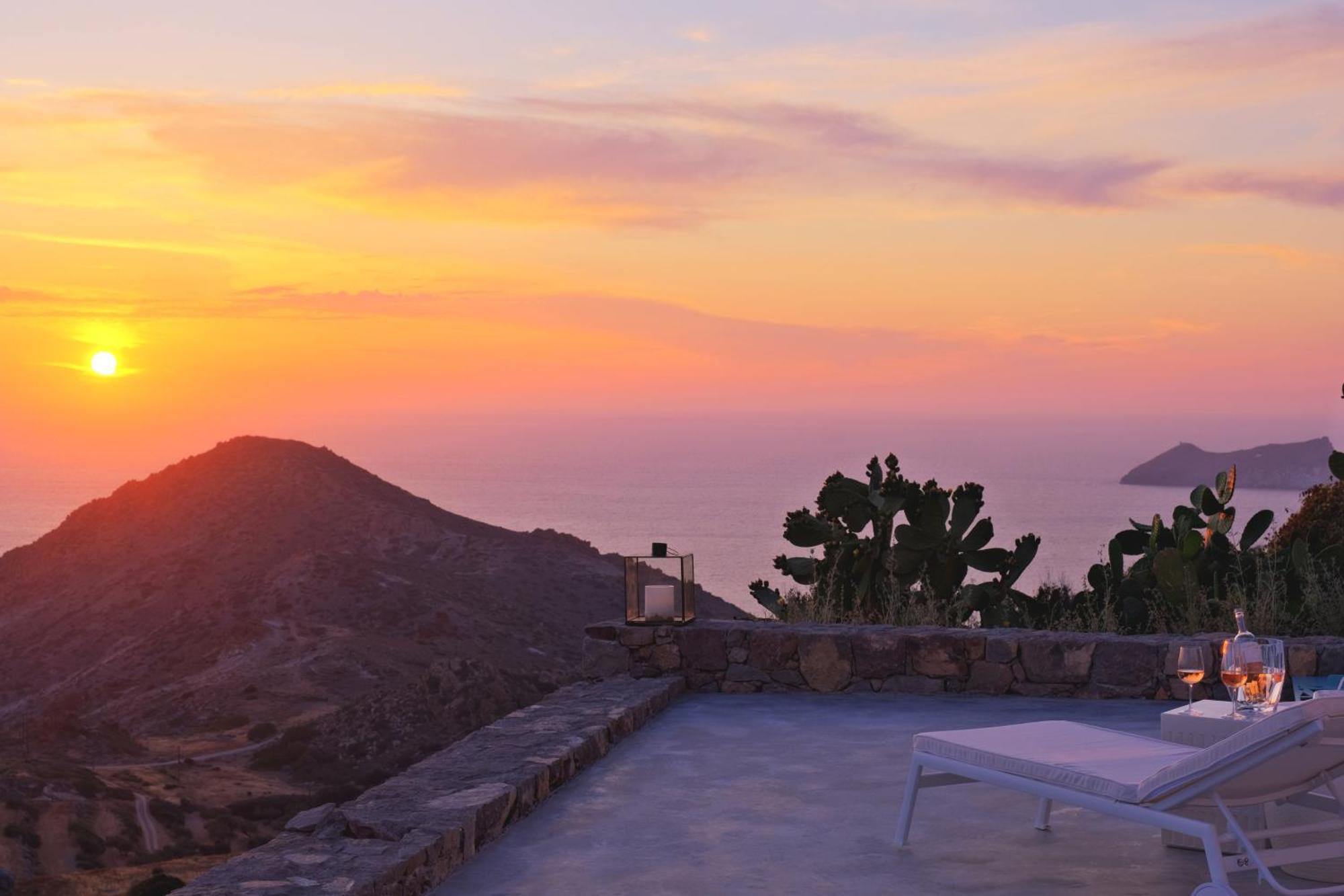 Odyssey Rock Milos Sunset Suites Πλάκα Μήλου Δωμάτιο φωτογραφία
